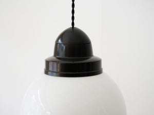 ペンダントランプ デンマークデザイン 白いガラスの照明 丸い吊り下げ照明 Danish design sphere shaped pendant lamp 北欧ヴィンテージのランプの黒いトップ