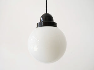 ペンダントランプ デンマークデザイン 白いガラスの照明 丸い吊り下げ照明 Danish design sphere shaped pendant lamp 北欧ヴィンテージのランプのボトムスはガラス