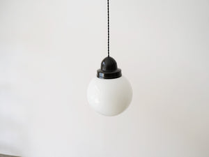 ペンダントランプ デンマークデザイン 白いガラスの照明 丸い吊り下げ照明 Danish design sphere shaped pendant lamp 北欧ヴィンテージのランプ