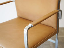 画像をギャラリービューアに読み込む, Hans J Wegner JH811 Johannes Hansen ハンス ウェグナー ヨハネス ハンセン 北欧ヴィンテージ スチール レザー アームチェアの肘掛け
