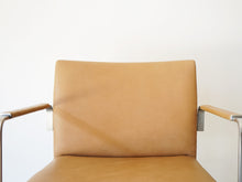 画像をギャラリービューアに読み込む, Hans J Wegner JH811 Johannes Hansen ハンス ウェグナー ヨハネス ハンセン 北欧ヴィンテージ スチール レザー アームチェアの背もたれ
