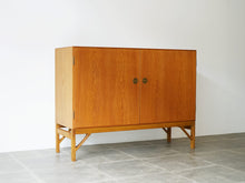 画像をギャラリービューアに読み込む, Børge Mogensen Cabinet 232 with two doors CMMadsen ボーエモーエンセン　扉付きのキャビネット 真鍮製の取手 　戸棚ヴィンテージ 脚付き
