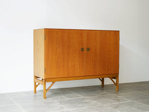 Børge Mogensen Cabinet 232 with two doors CMMadsen ボーエモーエンセン　扉付きのキャビネット 真鍮製の取手 　戸棚ヴィンテージ 脚付き
