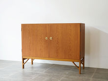 画像をギャラリービューアに読み込む, Børge Mogensen Cabinet 232 with two doors CMMadsen ボーエモーエンセン　扉付きのキャビネット 真鍮製の取手 　戸棚ヴィンテージ 経年したオーク材
