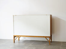 画像をギャラリービューアに読み込む, Børge Mogensen Cabinet with two doors
