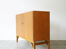 画像をギャラリービューアに読み込む, Børge Mogensen Cabinet 232 with two doors CMMadsen ボーエモーエンセン　扉付きのキャビネット 真鍮製の取手 　戸棚ヴィンテージ 棚の側面
