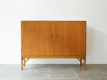 画像をギャラリービューアに読み込む, Børge Mogensen Cabinet 232 with two doors CMMadsen ボーエモーエンセン　扉付きのキャビネット 真鍮製の取手 　戸棚ヴィンテージ
