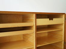 画像をギャラリービューアに読み込む, Børge Mogensen Cabinet 232 with two doors CMMadsen ボーエモーエンセン　扉付きのキャビネット 真鍮製の取手 　戸棚ヴィンテージ 棚の内部 高さ調節の溝
