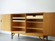 画像をギャラリービューアに読み込む, Børge Mogensen Cabinet 232 with two doors CMMadsen ボーエモーエンセン　扉付きのキャビネット 真鍮製の取手 　戸棚ヴィンテージ 棚の内部
