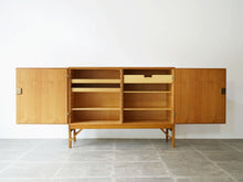 画像をギャラリービューアに読み込む, Børge Mogensen Cabinet 232 with two doors CMMadsen ボーエモーエンセン　扉付きのキャビネット 真鍮製の取手 　戸棚ヴィンテージ 扉を開いた様子
