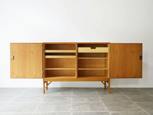 Børge Mogensen Cabinet 232 with two doors CMMadsen ボーエモーエンセン　扉付きのキャビネット 真鍮製の取手 　戸棚ヴィンテージ 扉を開いた様子
