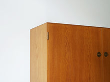画像をギャラリービューアに読み込む, Børge Mogensen Cabinet 232 with two doors CMMadsen ボーエモーエンセン　扉付きのキャビネット 真鍮製の取手 　戸棚ヴィンテージ 真鍮の蝶番

