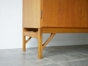 Børge Mogensen Cabinet 232 with two doors CMMadsen ボーエモーエンセン　扉付きのキャビネット 真鍮製の取手 　戸棚ヴィンテージ 脚はオリジナルではないが美しい設