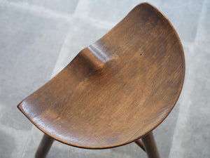 北欧デザインのスツール　1960年代製ビンテージスツール アンティークのスツール シューメーカーチェア　スツールの座面に座りやすいくぼみ