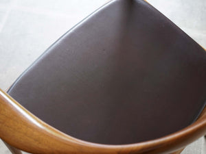 ハンスJウェグナー ザチェア Hans J Wegner JH503 The Chair アームチェアのレザーの座面に小さな凹み ブラウン（チャコールより）