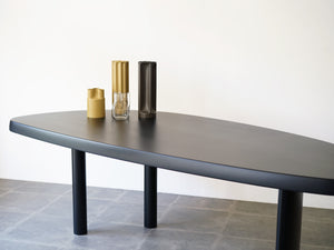 シャルロット・ペリアンのテーブル 自由な形シリーズ Charlotte Perriand Forme Libre Table 大きなダイニングテーブル デザイナーズテーブル テーブルの上にエンツォマーリのオブジェ