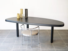 画像をギャラリービューアに読み込む, シャルロット・ペリアンのテーブル 自由な形シリーズ Charlotte Perriand Forme Libre Table 大きなダイニングテーブル デザイナーズテーブル テーブルの上にエンツォマーリのオブジェとPK12チェア
