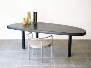 シャルロット・ペリアンのテーブル 自由な形シリーズ Charlotte Perriand Forme Libre Table 大きなダイニングテーブル デザイナーズテーブル テーブルの上にエンツォマーリのオブジェとPK12チェア