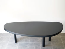 画像をギャラリービューアに読み込む, シャルロット・ペリアンのテーブル 自由な形シリーズ Charlotte Perriand Forme Libre Table 大きなダイニングテーブル デザイナーズテーブル テーブルの上から　黒いテーブル
