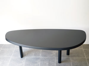 シャルロット・ペリアンのテーブル 自由な形シリーズ Charlotte Perriand Forme Libre Table 大きなダイニングテーブル デザイナーズテーブル テーブルの上から　黒いテーブル