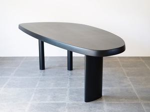 シャルロット・ペリアンのテーブル 自由な形シリーズ Charlotte Perriand Forme Libre Table 大きなダイニングテーブル デザイナーズテーブル テーブルの細い方から