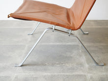 画像をギャラリービューアに読み込む, Poul Kjærholm PK22 Chair leather ekc vintage ポールケアホルム イージーチェア  EKC製ヴィンテージ レザー 椅子の脚の開き
