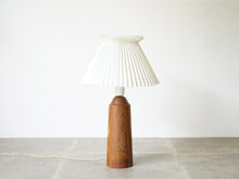 画像をギャラリービューアに読み込む, Danish Design Teak Rosewood Table Lamp デンマークデザイン ローズウッド チーク ビンテージライト サイドランプ  北欧ヴィンテージ  テーブルランプ
