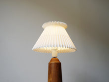 画像をギャラリービューアに読み込む, Danish Design Teak Rosewood Table Lamp デンマークデザイン ローズウッド チーク ビンテージライト サイドランプ  北欧ヴィンテージ  テーブルランプの点灯イメージ
