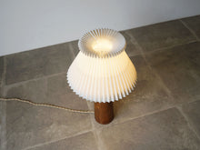 画像をギャラリービューアに読み込む, Danish Design Teak Rosewood Table Lamp デンマークデザイン ローズウッド チーク ビンテージライト サイドランプ  北欧ヴィンテージ  テーブルランプの点灯イメージ
