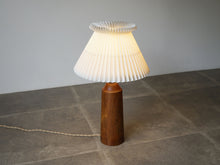 画像をギャラリービューアに読み込む, Danish Design Teak Rosewood Table Lamp デンマークデザイン ローズウッド チーク ビンテージライト サイドランプ  北欧ヴィンテージ  テーブルランプの点灯イメージ
