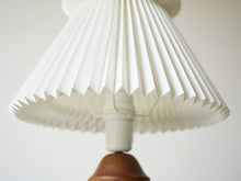 画像をギャラリービューアに読み込む, Danish Design Teak Rosewood Table Lamp デンマークデザイン ローズウッド チーク ビンテージライト サイドランプ  北欧ヴィンテージ  テーブルランプのシェード
