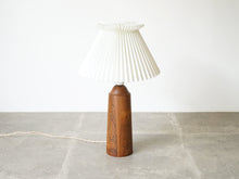 画像をギャラリービューアに読み込む, Danish Design Teak Rosewood Table Lamp デンマークデザイン ローズウッド チーク ビンテージライト サイドランプ  北欧ヴィンテージ  テーブルランプ
