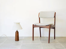 画像をギャラリービューアに読み込む, Danish Design Teak Rosewood Table Lamp デンマークデザイン ローズウッド チーク ビンテージライト サイドランプ  北欧ヴィンテージのテーブルランプとエリックバックのチェア
