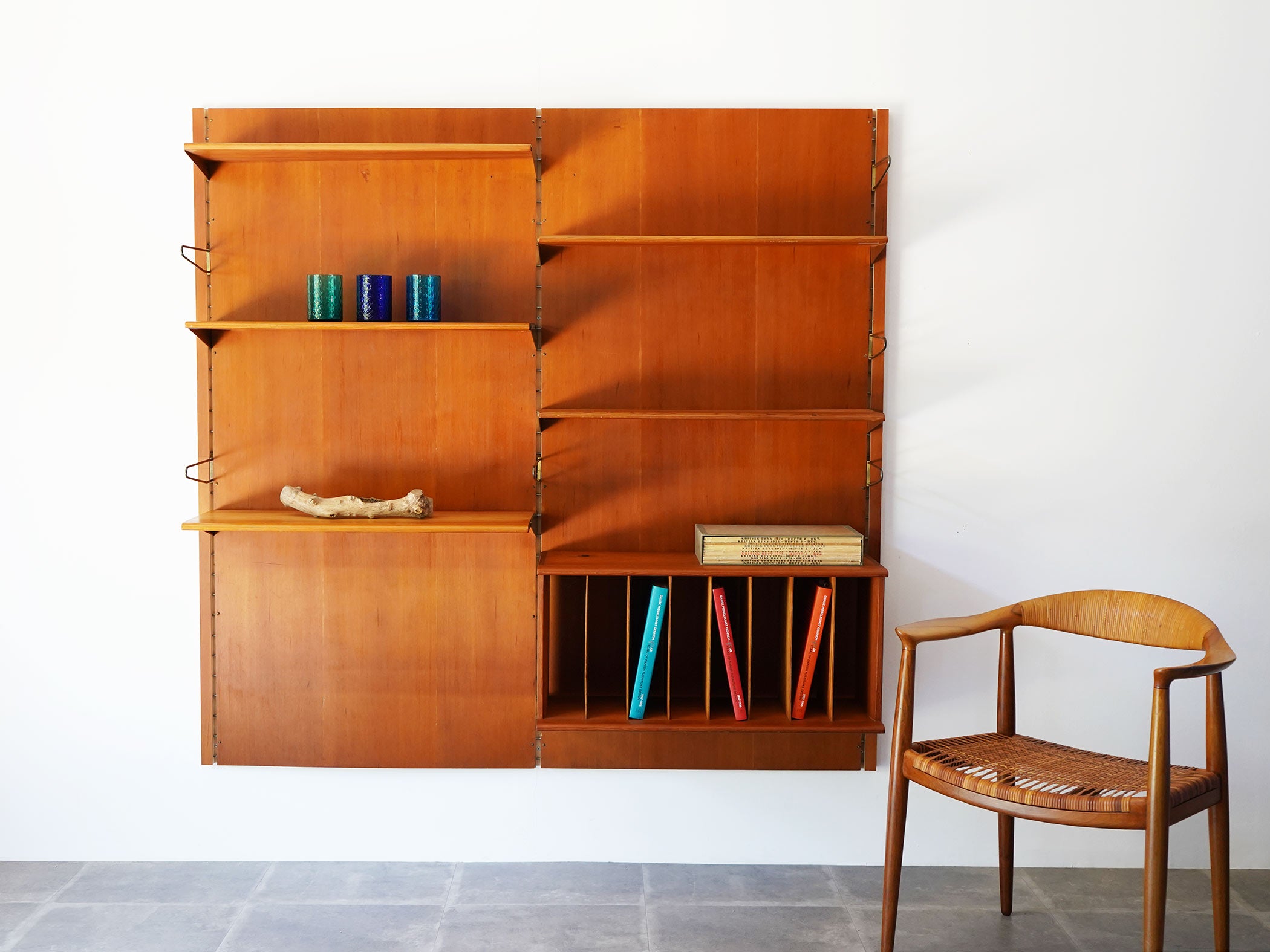 フィンユール ボヴィルケ製のウォールユニット 北欧ヴィンテージ 壁付け棚 Finn Juhl BO71 Bovirke wall shelving system 棚とハンスJウェグナーのアームチェアThe Chair JH501