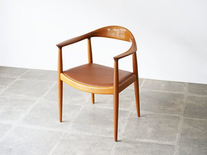 Hans J. Wegne  JH503 Johannes Hansen ハンスJウェグナー ザ・チェア マホガニーとレザー 名作チェア デザイナーズチェア ヴィンテージ ウェグナーのアームチェアの斜めやや上から