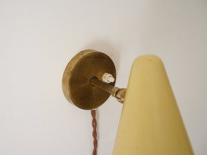 デンマークデザインの黄色いシェードと真鍮のウォールランプ 北欧デザイン照明 スポットライト 真鍮の土台を壁にかける