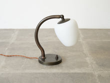 画像をギャラリービューアに読み込む, Danish Design Table Lamp 1940年代 真鍮製 デンマークデザイン オパールガラス シェード ヴィンテージテーブルランプ

