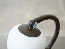 画像をギャラリービューアに読み込む, Danish Design Table Lamp 1940年代 真鍮製 デンマークデザイン オパールガラス シェード ヴィンテージテーブルランプの接続部
