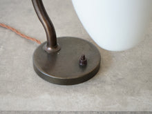 画像をギャラリービューアに読み込む, Danish Design Table Lamp 1940年代 真鍮製 デンマークデザイン オパールガラス シェード ヴィンテージテーブルランプのスイッチ
