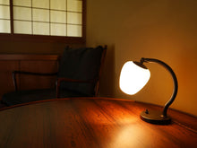 画像をギャラリービューアに読み込む, Danish Design Table Lamp 1940年代 真鍮製 デンマークデザイン オパールガラス シェード ヴィンテージテーブルランプの使用イメージ
