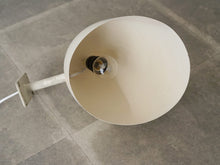 画像をギャラリービューアに読み込む, Danish design white brass Wall lamp デンマークデザインの白いウォールランプ 1030年代製ヴィンテージランプ 壁付け照明北欧 ランプの内部
