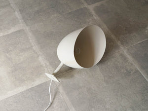 Danish design white brass Wall lamp デンマークデザインの白いウォールランプ 1030年代製ヴィンテージランプ 壁付け照明北欧 ランプの後ろからコードがでています
