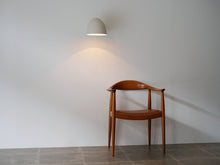 画像をギャラリービューアに読み込む, Danish design white brass Wall lamp デンマークデザインの白いウォールランプ 1030年代製ヴィンテージランプ 壁付け照明北欧 ランプの点灯イメージ ウェグナーのザ・チェアを合わせて
