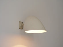 画像をギャラリービューアに読み込む, Danish design white brass Wall lamp デンマークデザインの白いウォールランプ 1030年代製ヴィンテージランプ 壁付け照明北欧 ランプの点灯イメージ
