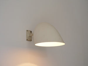 Danish design white brass Wall lamp デンマークデザインの白いウォールランプ 1030年代製ヴィンテージランプ 壁付け照明北欧 ランプの点灯イメージ