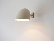 画像をギャラリービューアに読み込む, Danish design white brass Wall lamp デンマークデザインの白いウォールランプ 1030年代製ヴィンテージランプ 壁付け照明北欧 ランプの点灯イメージ
