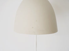画像をギャラリービューアに読み込む, Danish design white brass Wall lamp デンマークデザインの白いウォールランプ 1030年代製ヴィンテージランプ 壁付け照明北欧 ランプの正面 汚れなど

