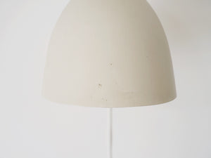Danish design white brass Wall lamp デンマークデザインの白いウォールランプ 1030年代製ヴィンテージランプ 壁付け照明北欧 ランプの正面 汚れなど