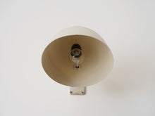 画像をギャラリービューアに読み込む, Danish design white brass Wall lamp デンマークデザインの白いウォールランプ 1030年代製ヴィンテージランプ 壁付け照明北欧 ランプの内部

