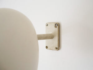 Danish design white brass Wall lamp デンマークデザインの白いウォールランプ 1030年代製ヴィンテージランプ 壁付け照明北欧 ランプの壁面取り付け部 コードは壁内部に収納してください